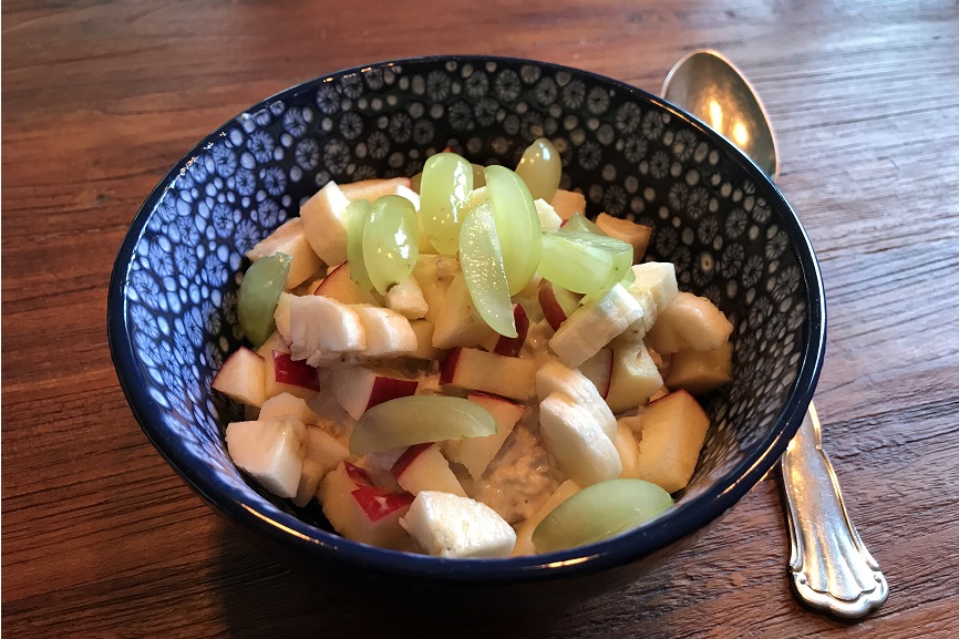 Eine Schale mit Obst. 